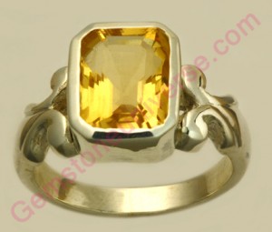 Natural Golden Topaz of 3.13 carats Gemstoneuniverse.com
