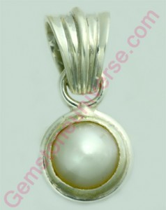 Natural Pearl of 2.62 carats.Gemstoneuniverse.com