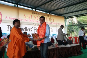 Mr. Harinth - Manager, Logistics, Gemstoneuniverse being felicitated