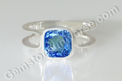 Natural Blue Sapphire of 3.04 carats Gemstoneuniverse