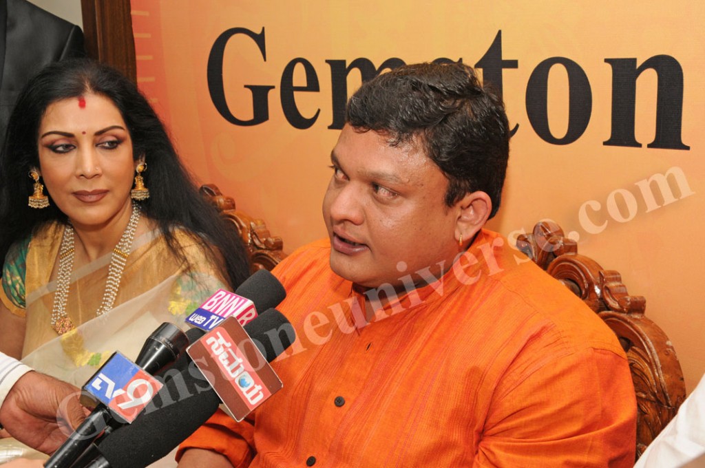 Guruji Shrii Arnav fielding some questions from the media